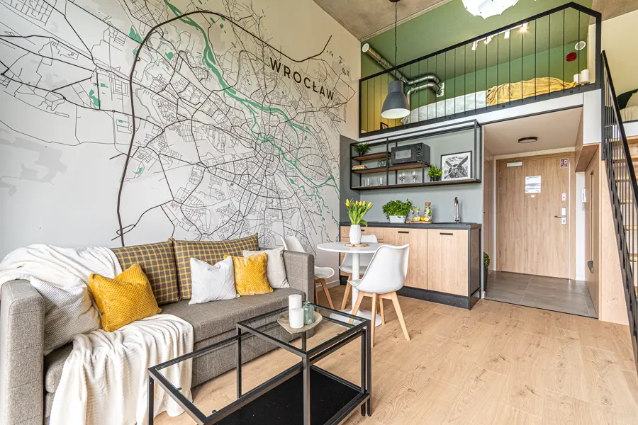 Salon po home stagingu z tapetą z mapą Wrocławia