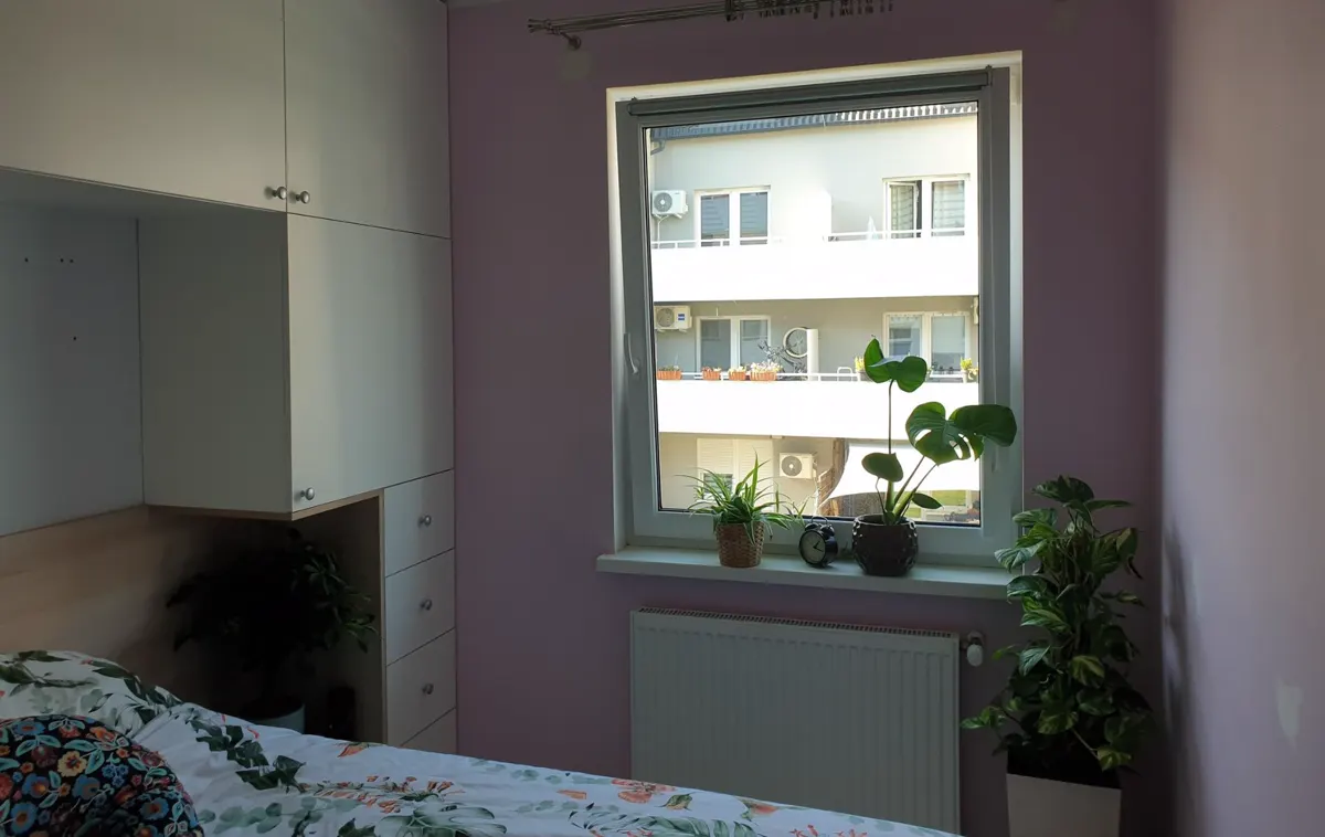 Sypialnia przed home stagingiem: różowe ściany, brak dodatków