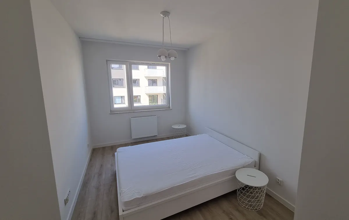 Pusta sypialnia przed home stagingiem