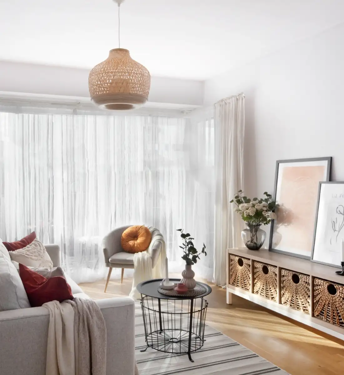 Salon po home stagingu z rattanowymi dodatkami